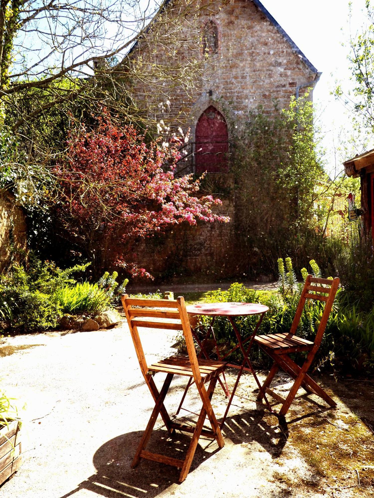 Bretagne Atypique, Dans Un Ancien Couvent